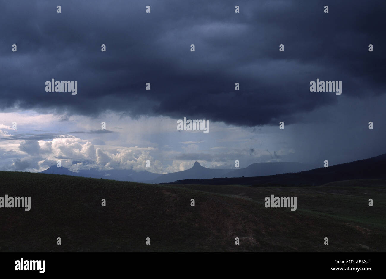 De gros nuages entourent une Wadaka Piopo tepui dans le sud-est du Venezuela Banque D'Images