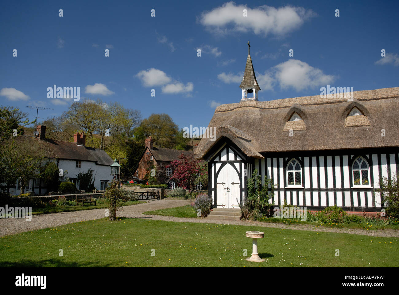 Peu de All Saints Church Stretton Shropshire England UK au printemps avec blossom Banque D'Images