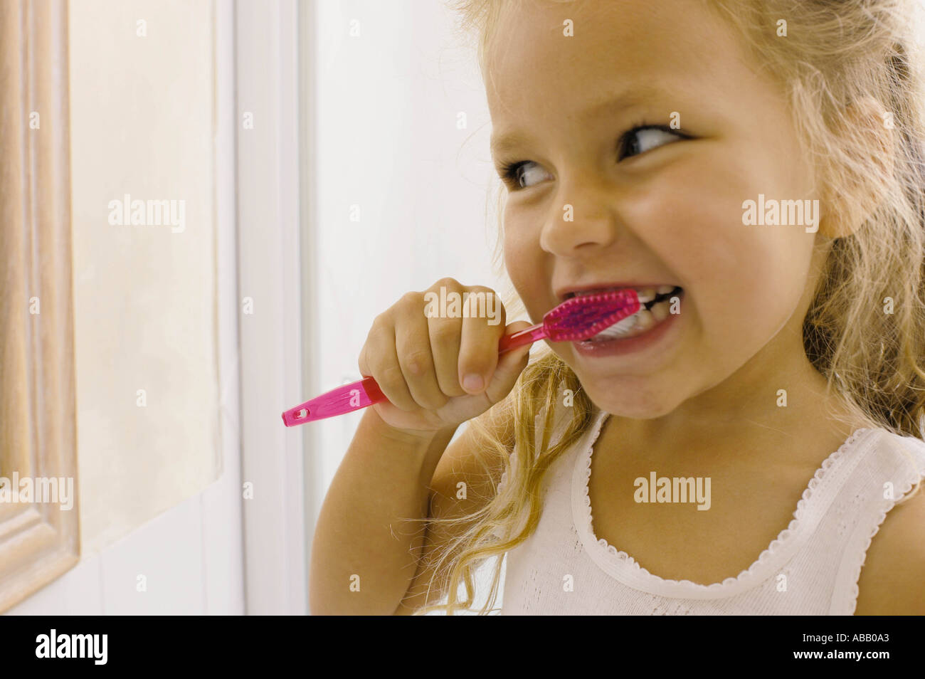 Jeune fille se brosser les dents Banque D'Images