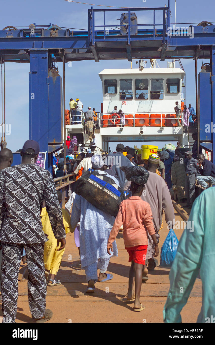 Banjul, les sections locales se sur traversier pour passagers Banque D'Images