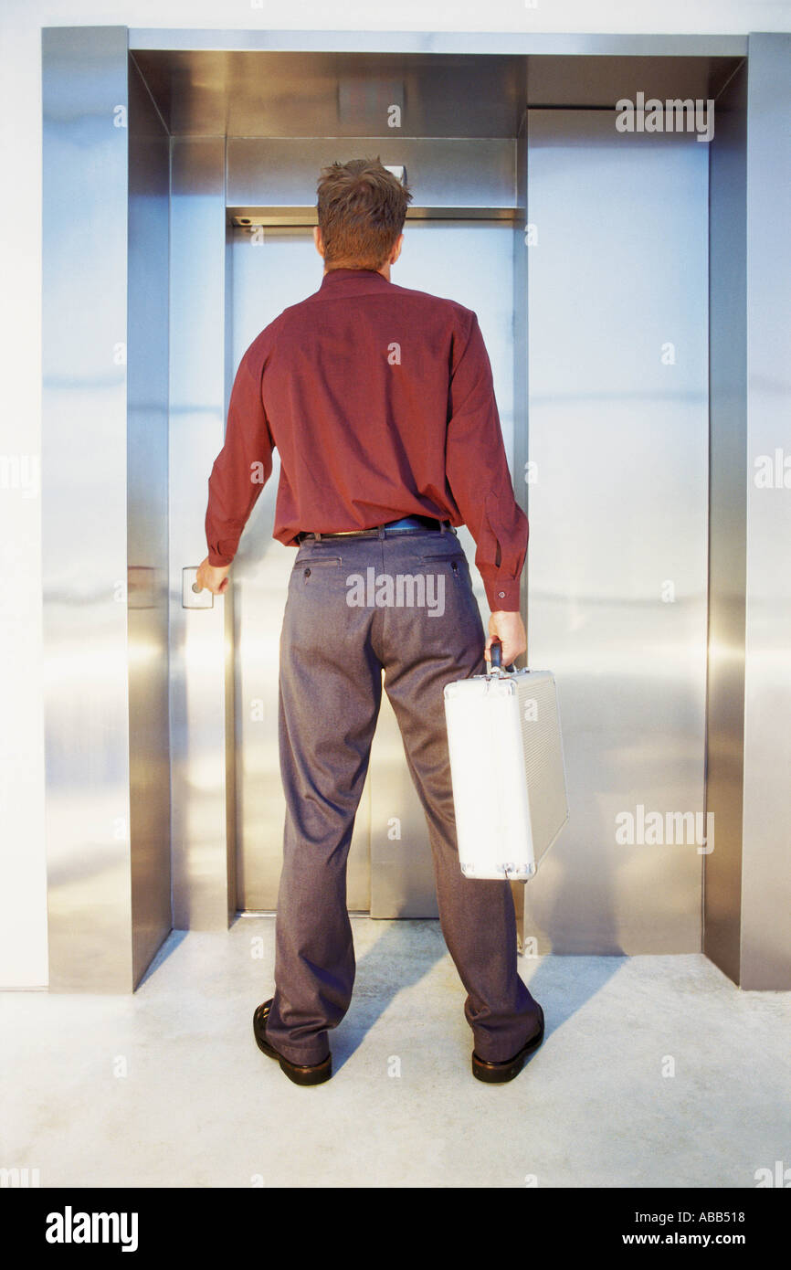 Homme d'affaires en attente d'ascenseur Banque D'Images