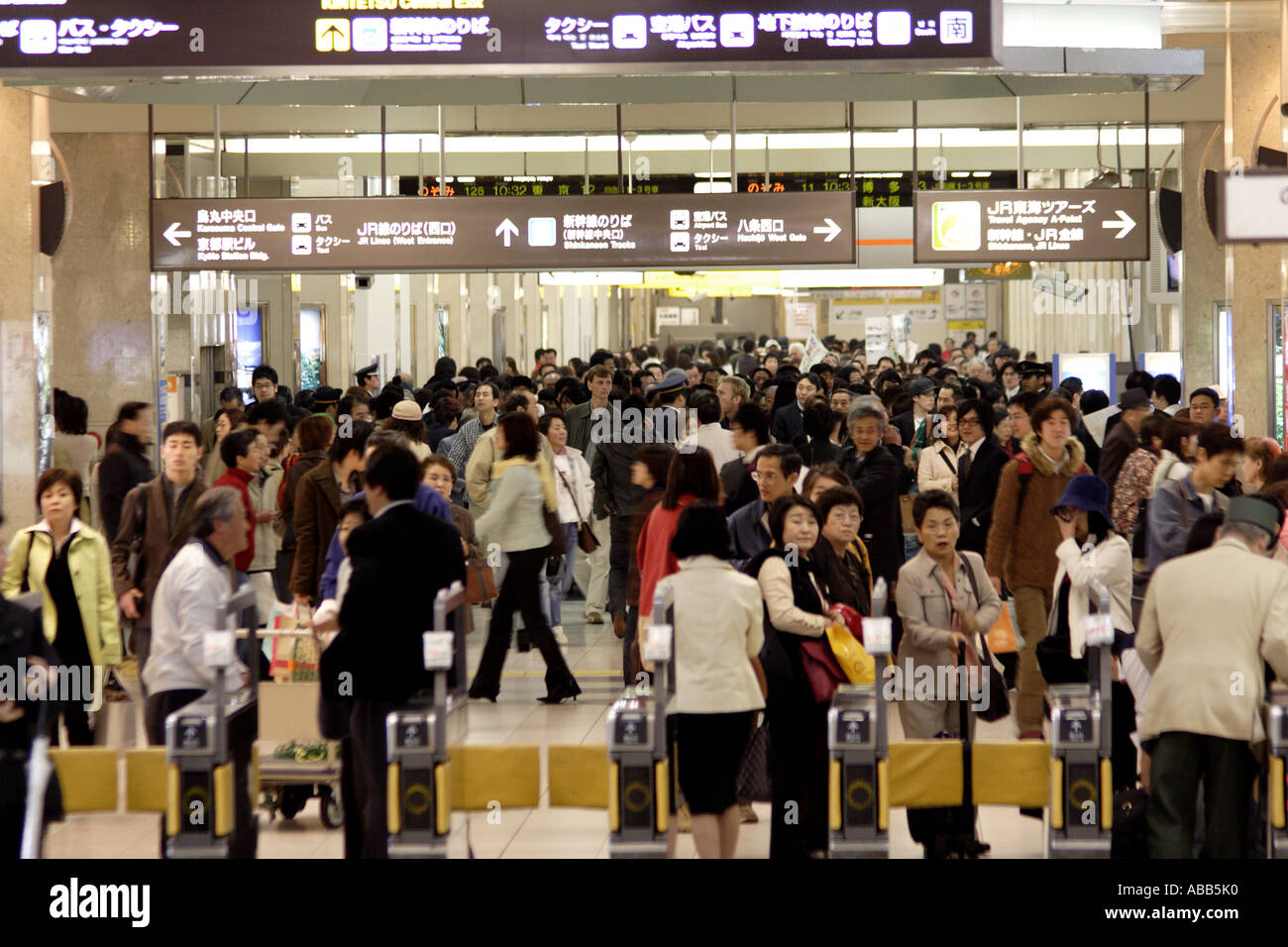 La gare ferroviaire japonais à Kyoto, Japon plein de navetteurs Banque D'Images
