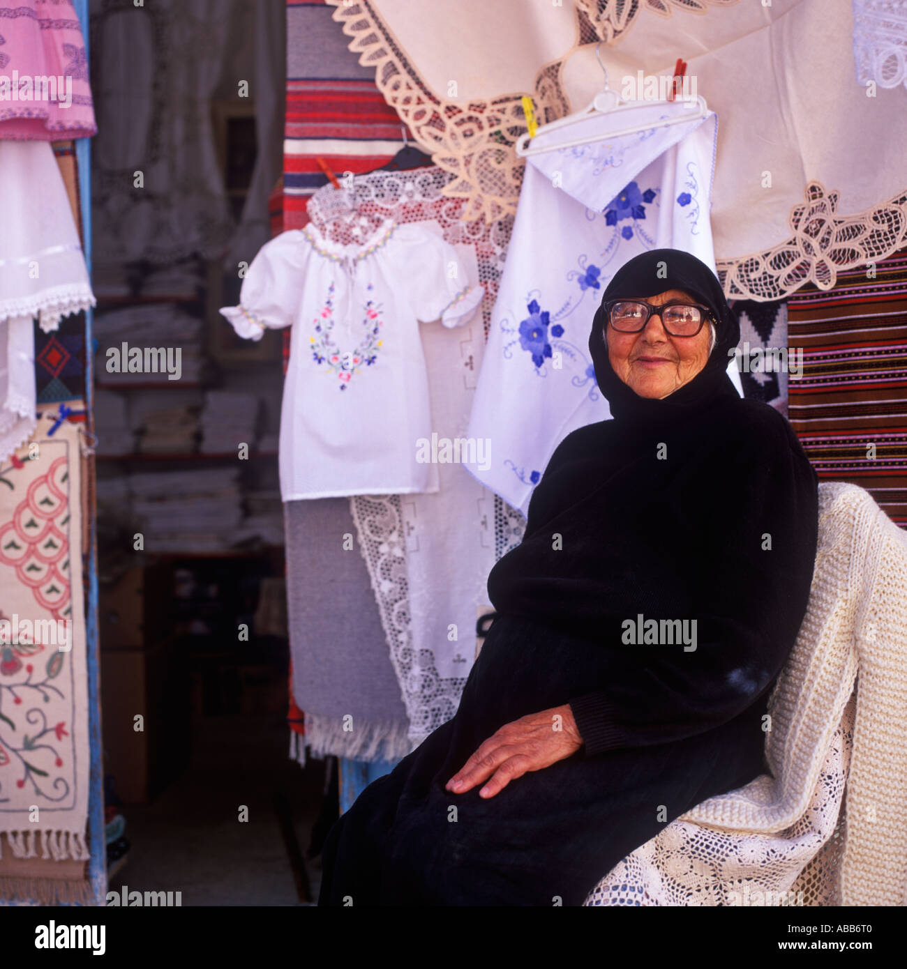 Femme GRECQUE DENTELLE VENTE Banque D'Images