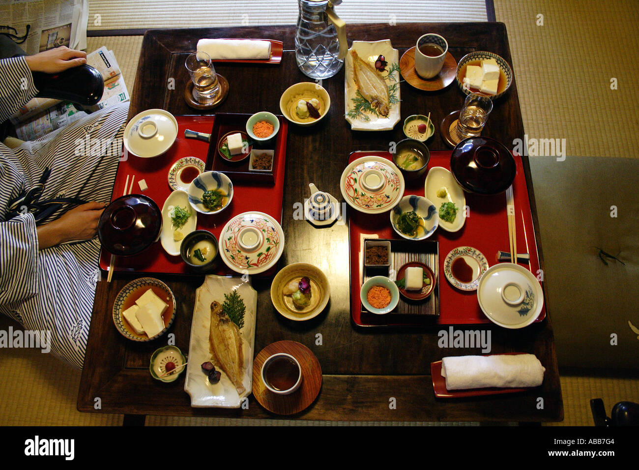 Auberge traditionnelle japonaise ou Ryokan, un repas à l'intérieur d'une chambre d'hôte, Kyoto, Japon Banque D'Images