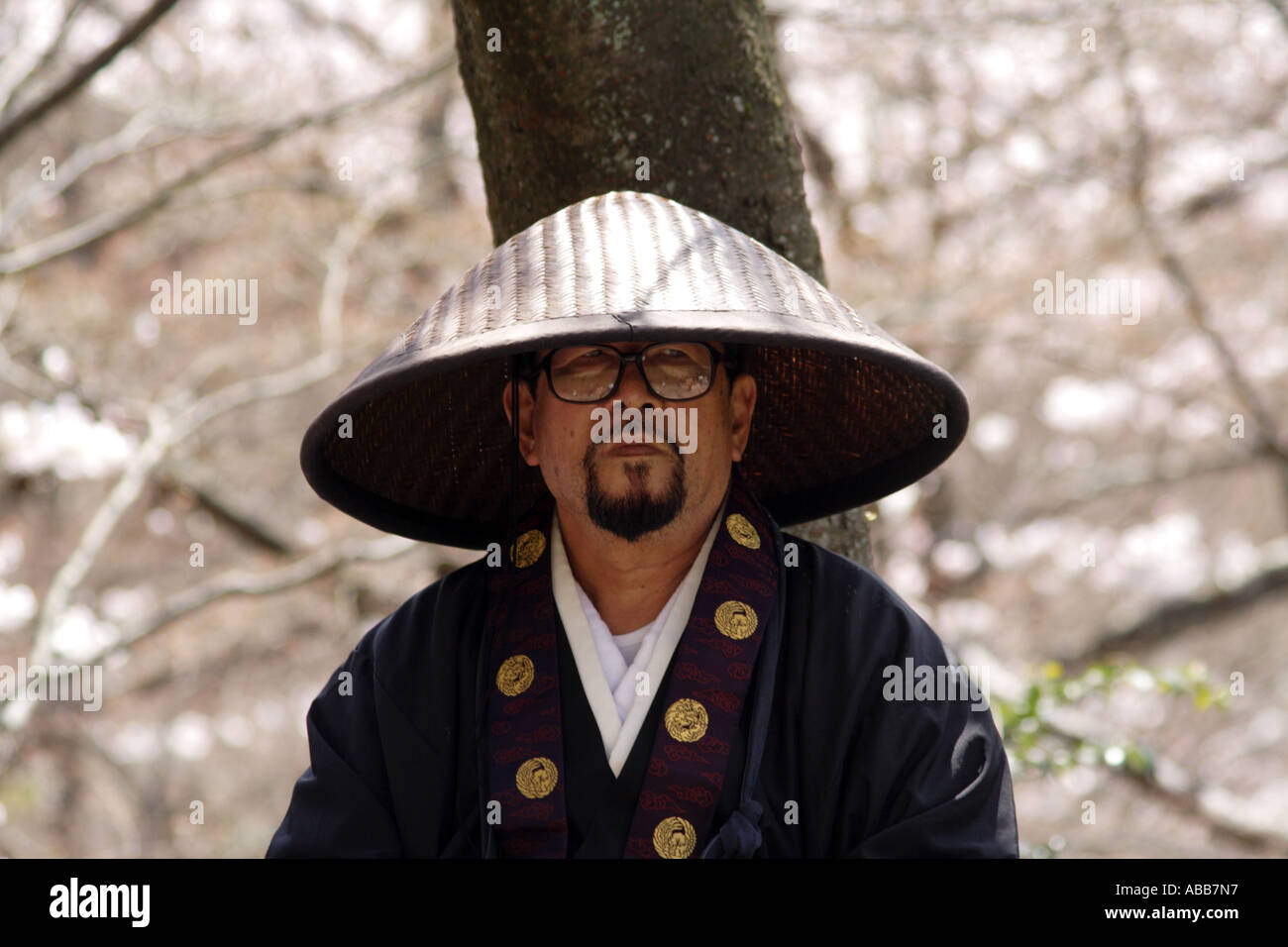 L'homme en costume traditionnel et un chapeau en face de Pleine floraison  des cerisiers, Kyoto, Japon Photo Stock - Alamy