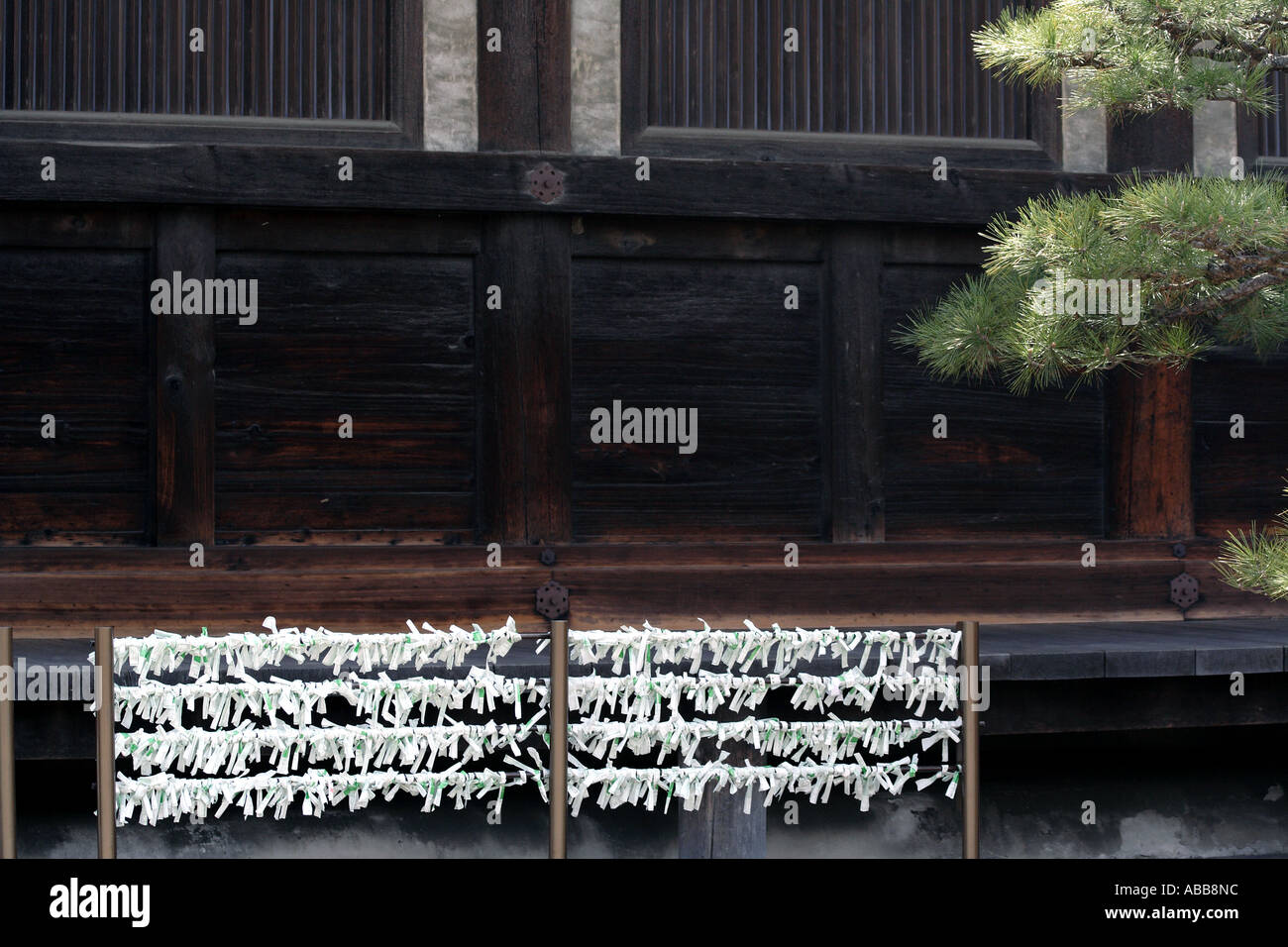 Prières de papier et des souhaits à l'extérieur de Temple Sanjūsangen-Dō, Kyoto, Japon Banque D'Images