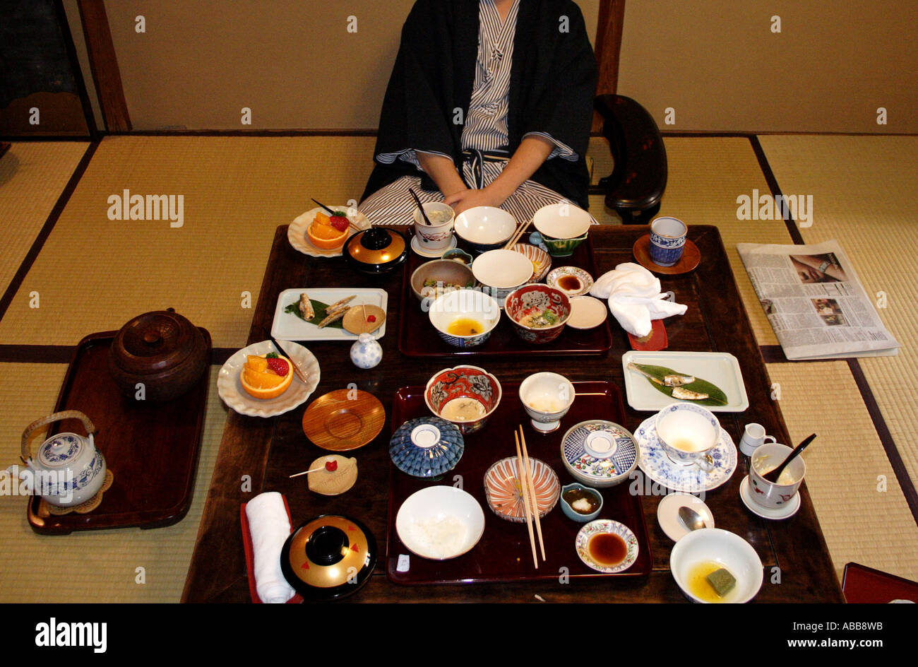 Auberge traditionnelle japonaise, un repas à l'intérieur d'une chambre d'hôte, Kyoto, Japon Banque D'Images