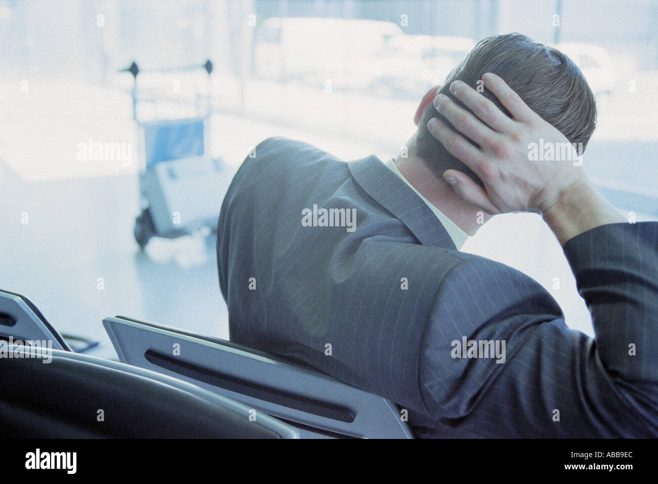 Businessman waiting in airport lounge Banque D'Images