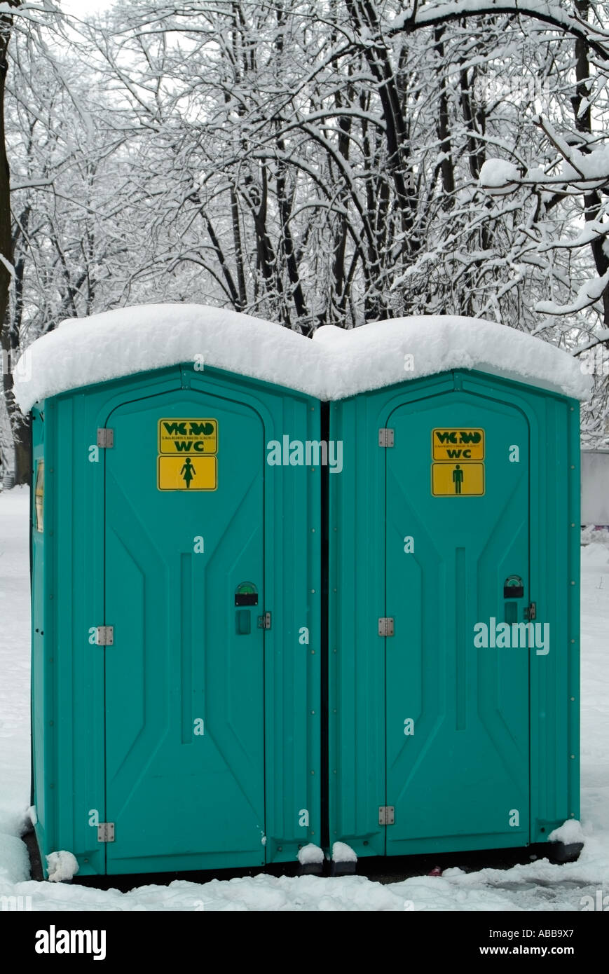 Toilettes Portables Dans Un Parc Municipal En Hiver Banque D'Images