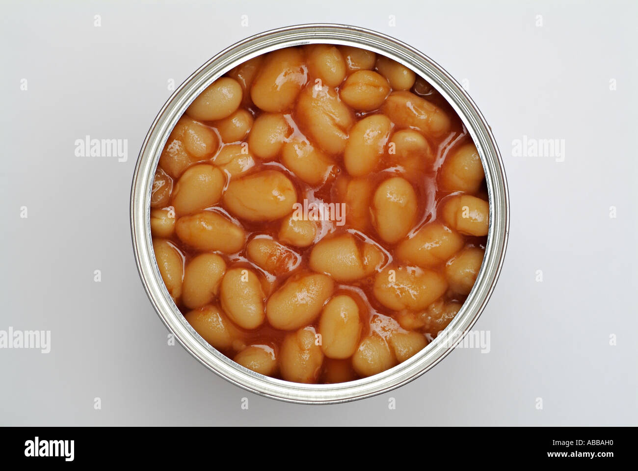 Ouvrir boîte de haricots blancs à la sauce tomate sur un fond blanc Photo  Stock - Alamy