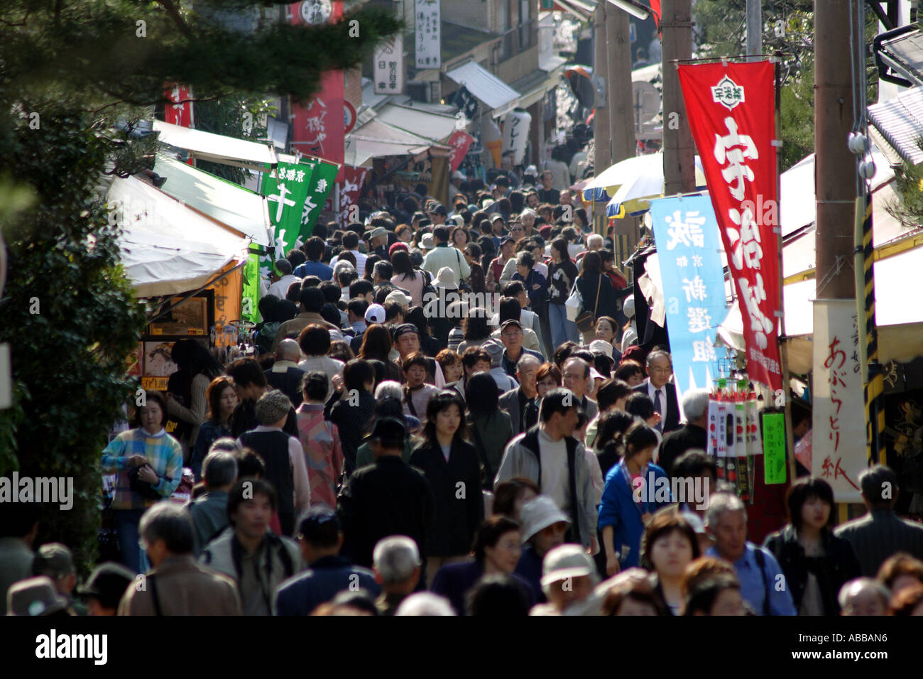 Kyoto, Japon, en rue piétonne commerciale bondée pendant la haute saison Blosssom cerise Banque D'Images