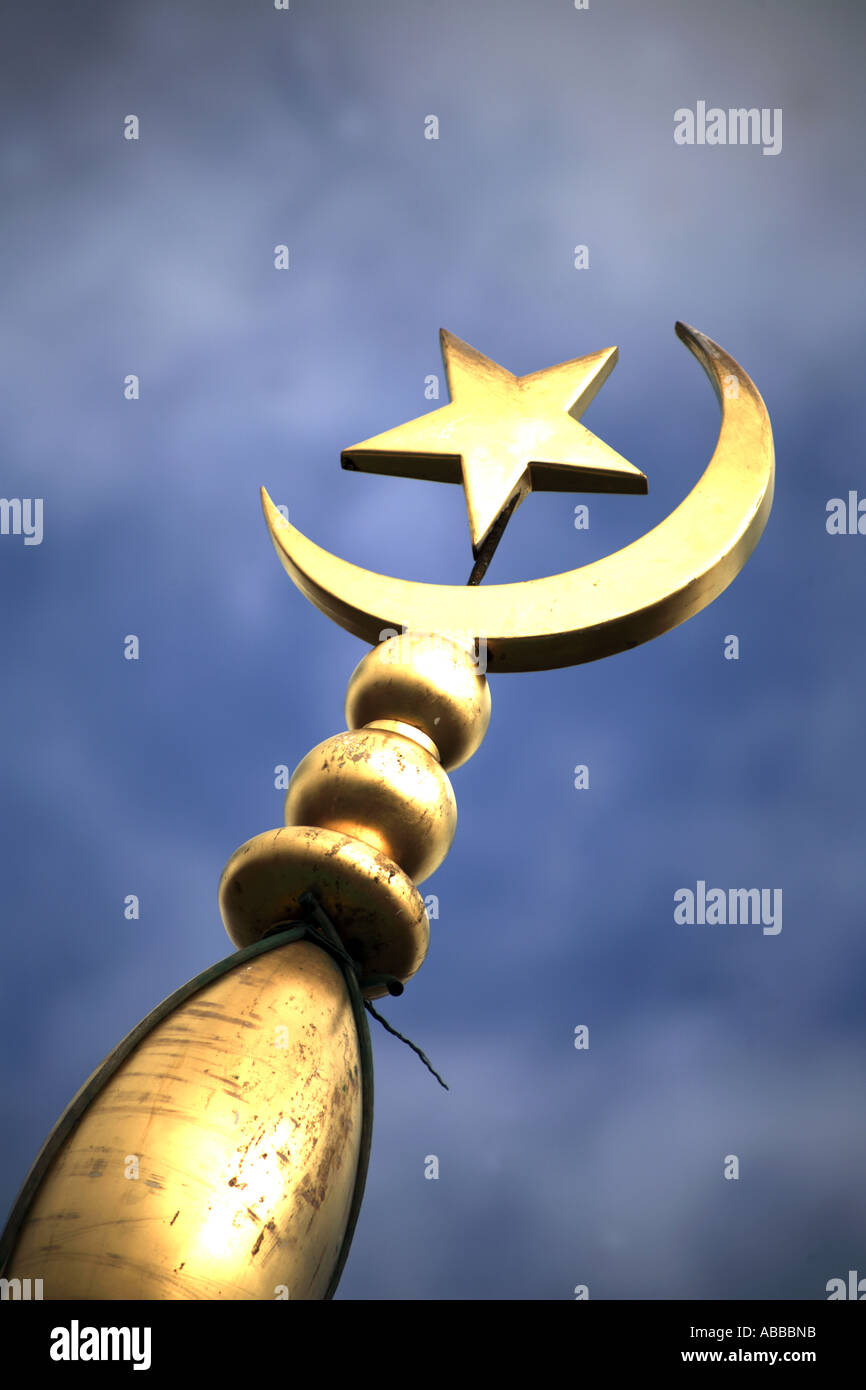 Le symbole du Croissant et étoile sur le dessus d'une mosquée dans le Yorkshire, UK Banque D'Images