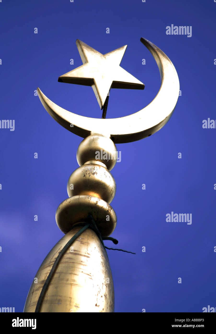 Le symbole du Croissant et étoile sur le dessus d'une mosquée dans le Yorkshire, UK Banque D'Images