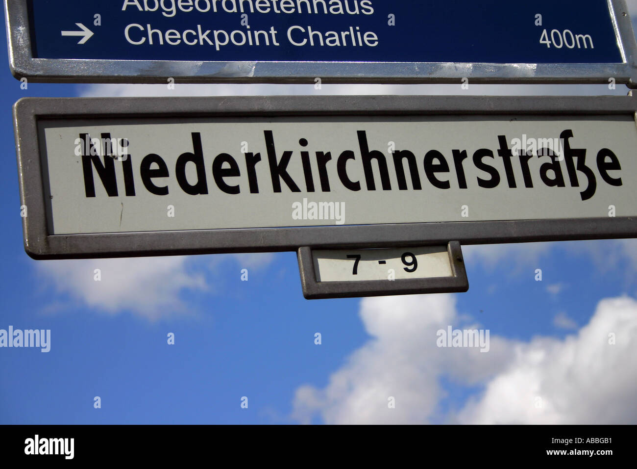 Plaque de rue Checkpoint Charlie Berlin Allemagne Banque D'Images