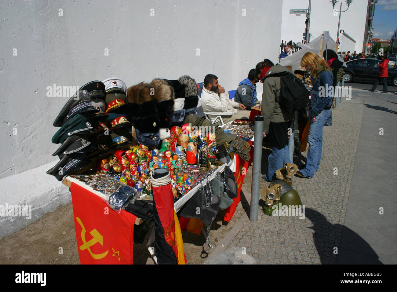 Souvenirs militaires Checkpoint Charlie Berlin Allemagne Banque D'Images