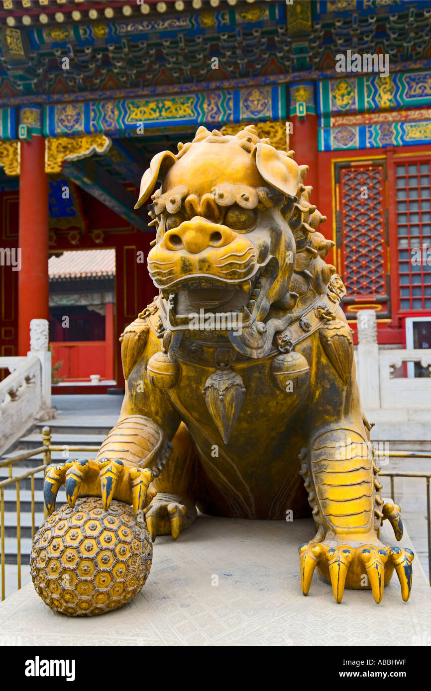 Statue de lion doré dans la Cité Interdite Pékin Chine JMH1438 Banque D'Images Statue de lion doré dans la Cité Interdite Pékin Chine JMH1438 Banque D'Images