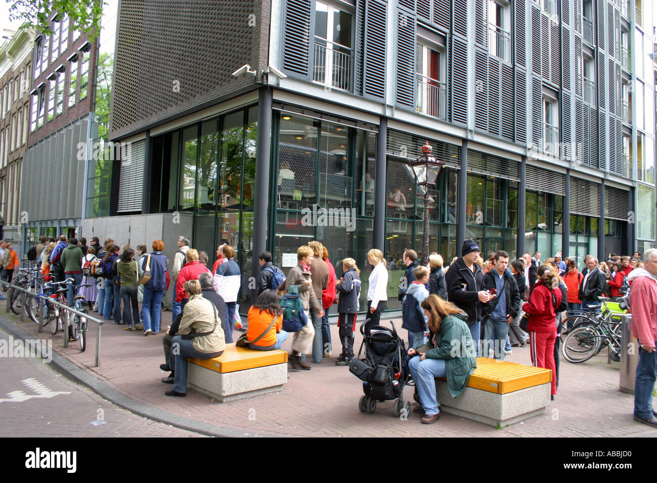 Les touristes qui attend pour entrer Anne Franks Chambre Amsterdam Pays-Bas Banque D'Images