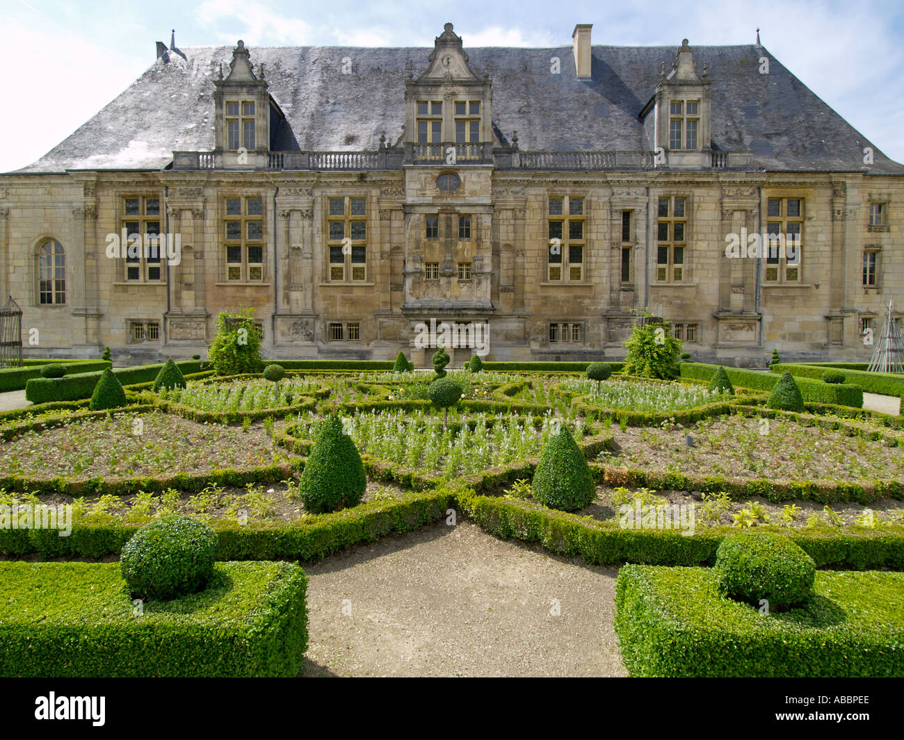 Vue frontale du 16ème siècle château renaissance à Joinville avec une partie de son célèbre jardin Champagne France Banque D'Images