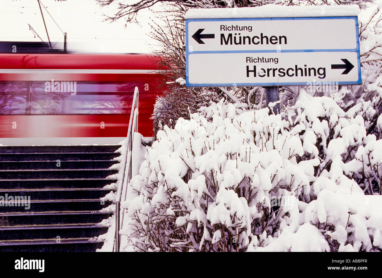 Étapes menant à Harthous gare (Bavière). La Sbahn de passage. Banque D'Images