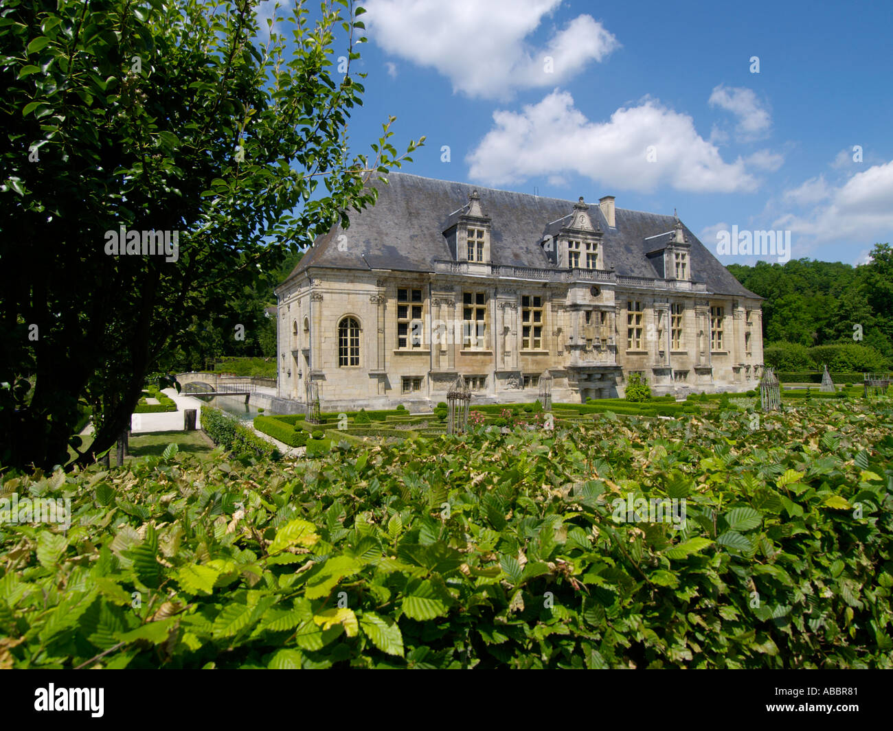Vue sur le château renaissance du xvie siècle à Joinville avec une partie de son célèbre jardin Champagne France Banque D'Images