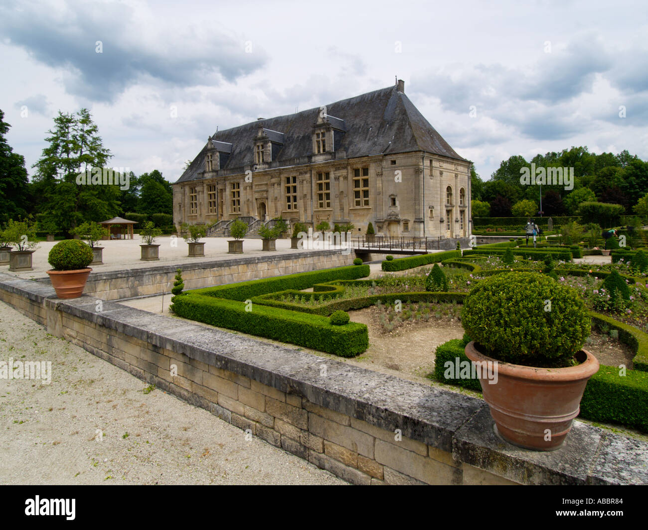 Vue arrière du château renaissance du xvie siècle à Joinville avec une partie de son célèbre jardin Champagne France Banque D'Images