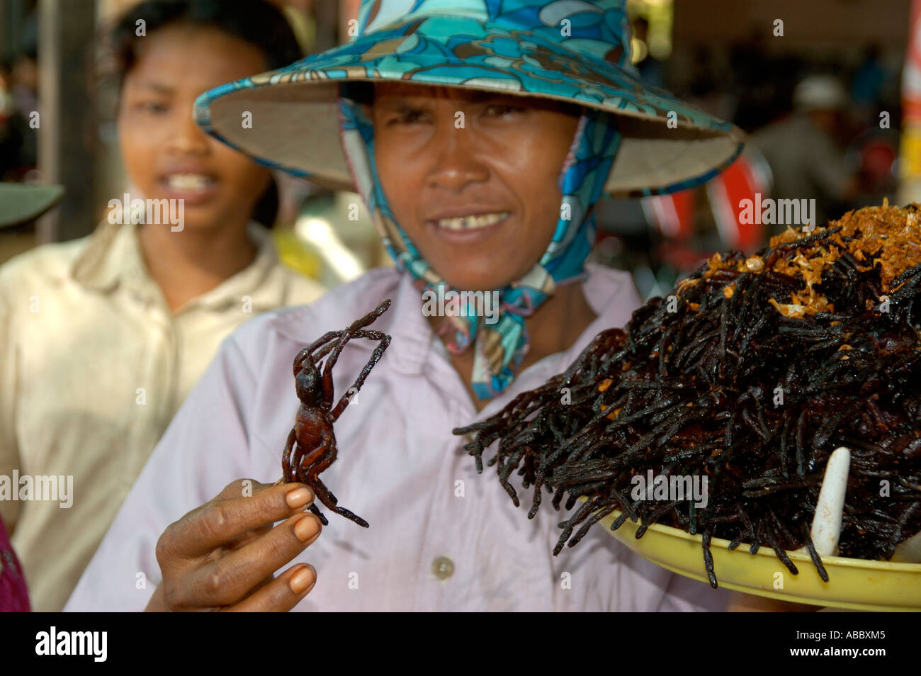 Femme araignée araignées frites offre ville Skun Cambodge Banque D'Images