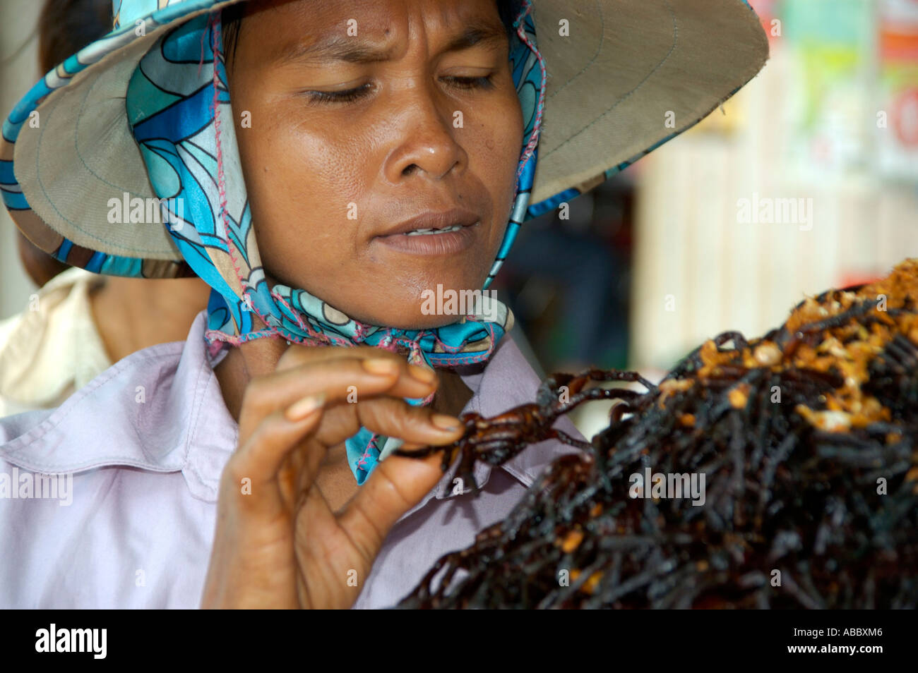 Femme vend des araignées frites ville Skun araignée Cambodge Banque D'Images