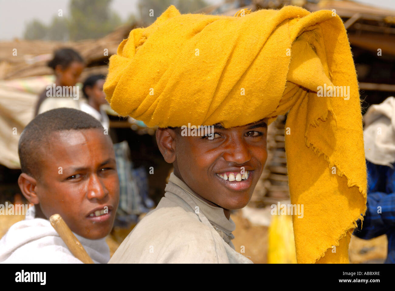 Smiling boy with a big yellow marché turban de Bahir Dar Ethiopie Banque D'Images