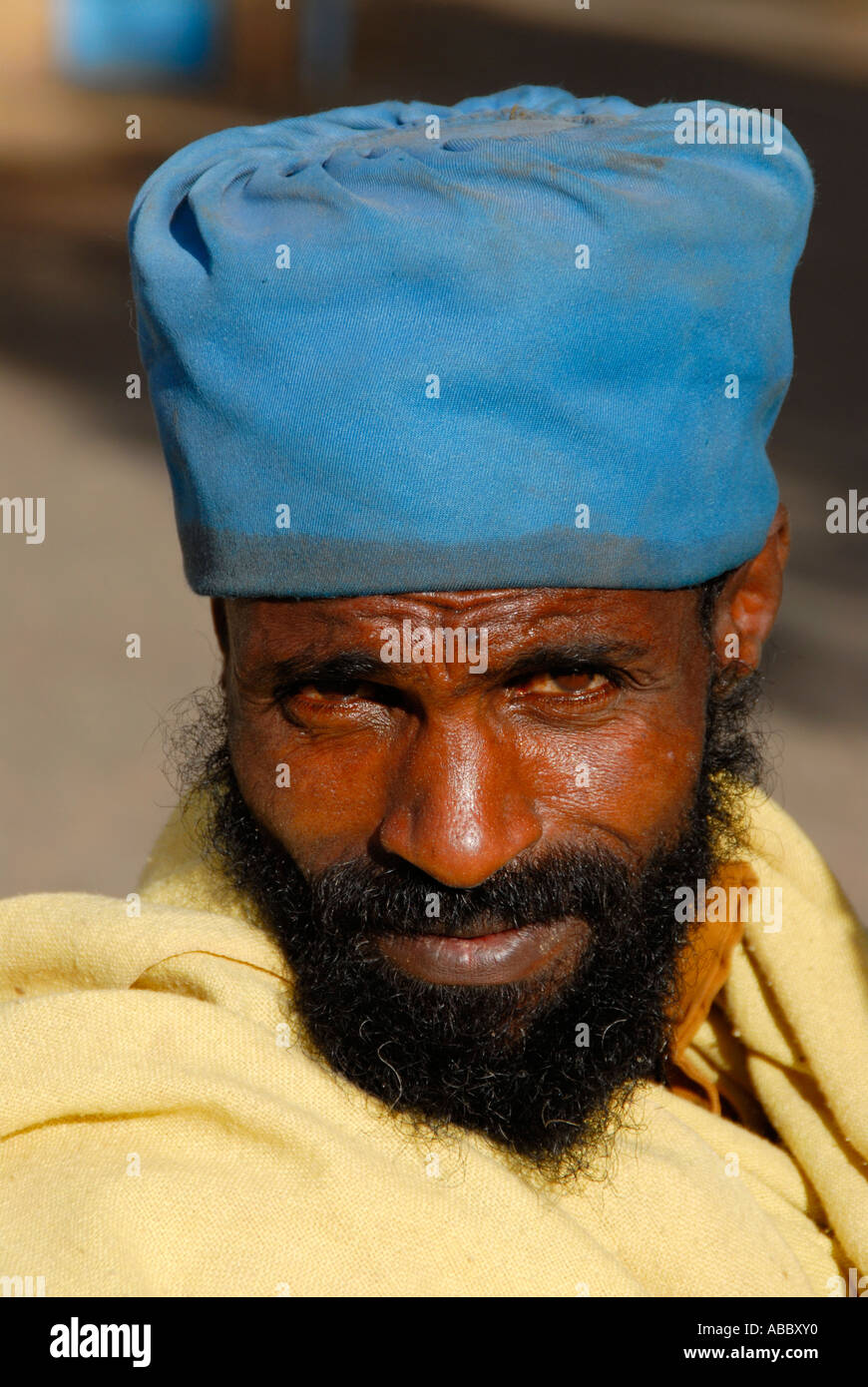 Le Christianisme Orthodoxe éthiopien prêtre portrait avec chapeau bleu et  barbe d'Axoum en Ethiopie Photo Stock - Alamy