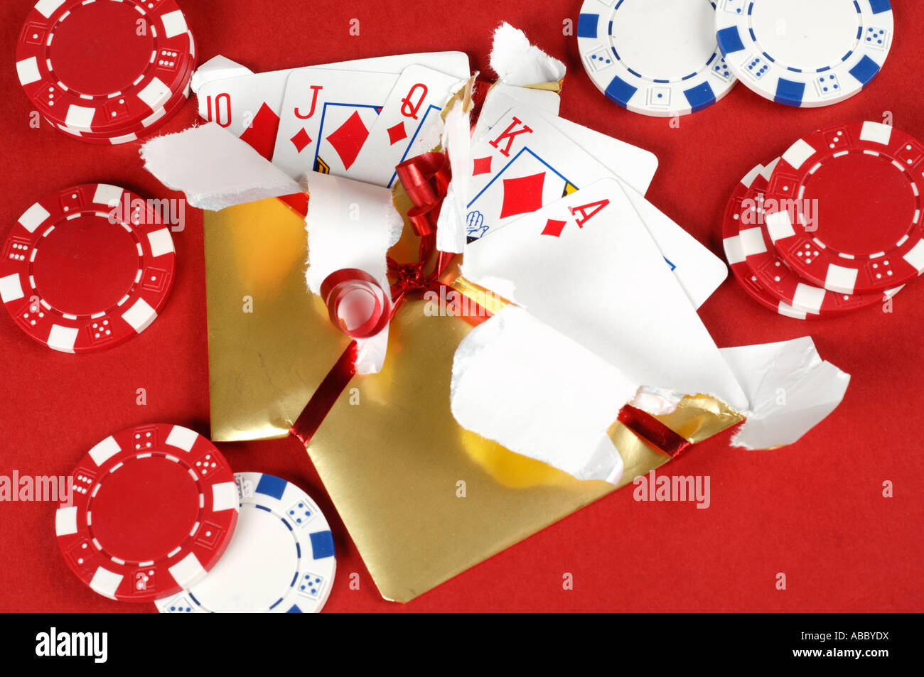 Gift wrapped main de cartes partiellement décompressé montrant Royal Flush avec plaquettes Banque D'Images