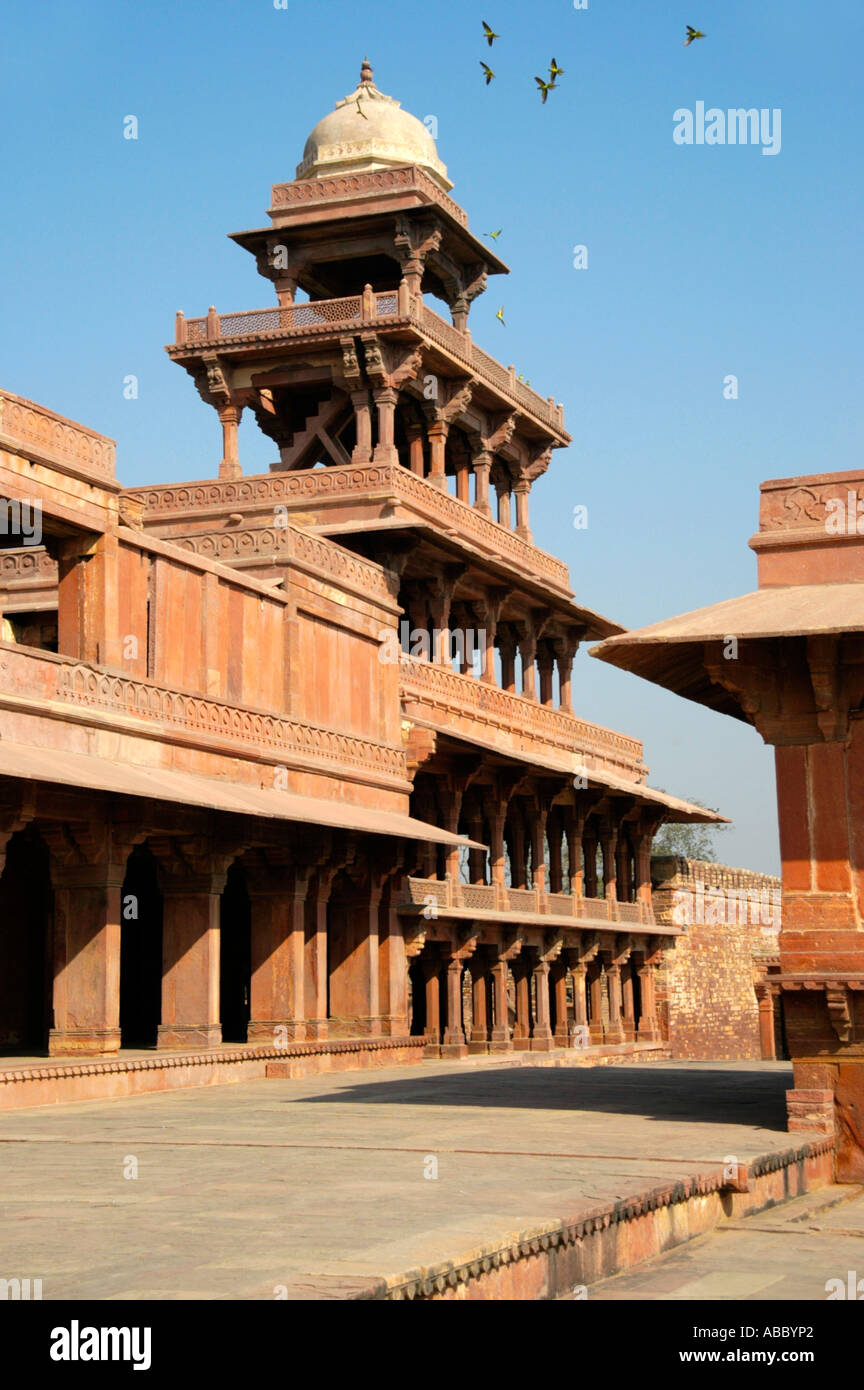 La tour de lumière construit fait de nombreux piliers dans le style indien Akbar Fort Fatehpur Sikri Uttar Pradesh, Inde Banque D'Images