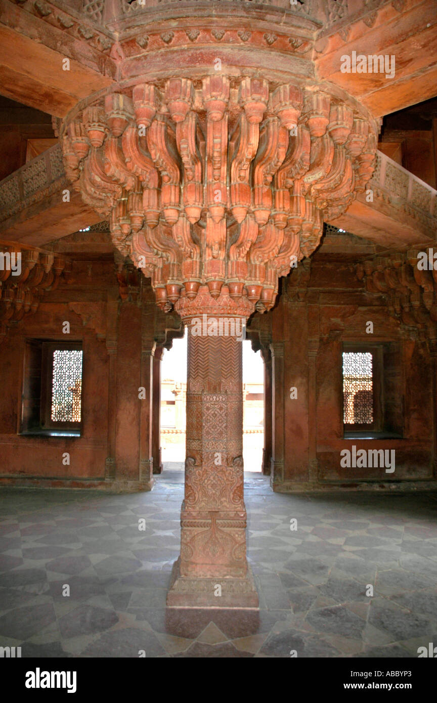 Grand pilier ornée dans le style indien Akbar Fort Fatehpur Sikri Uttar Pradesh, Inde Banque D'Images