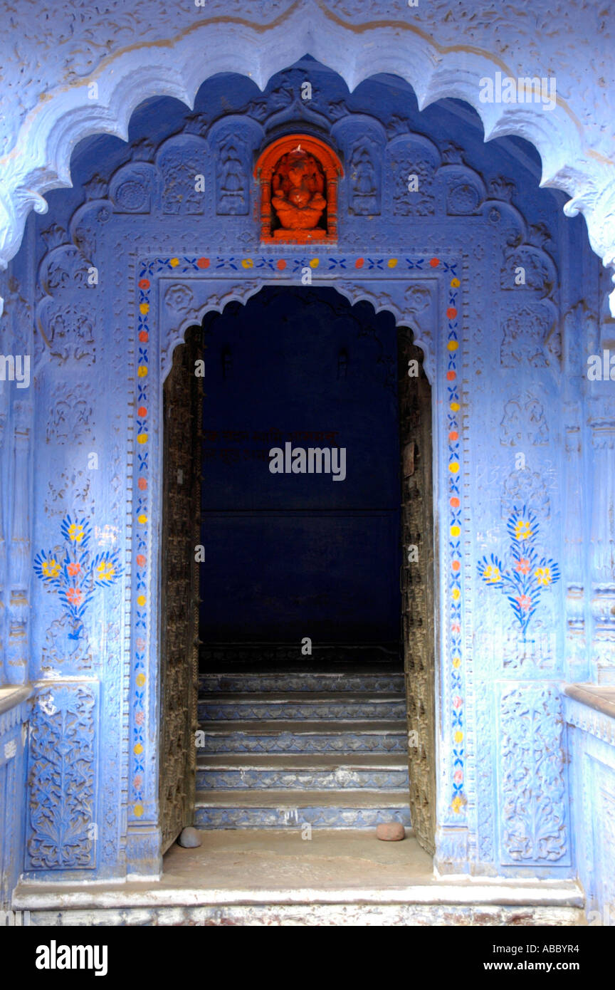 Porte d'entrée peinte en bleu dans le style indien avec Dieu Ganesha Karauli Rajasthan Inde Banque D'Images