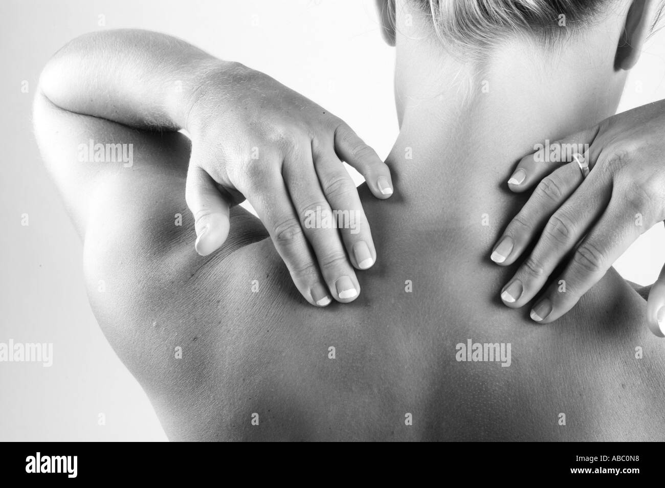 Retour de la douleur de dos douloureux maux de cou Massage musculaire tension durcissement achiness Banque D'Images