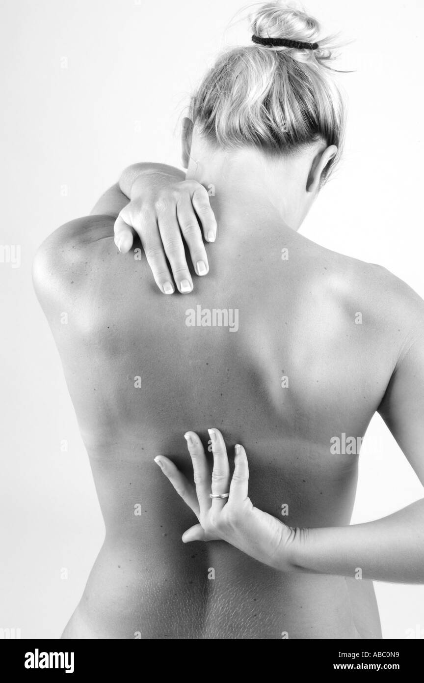 Retour de la douleur de dos douloureux maux de cou Massage musculaire tension durcissement achiness Banque D'Images