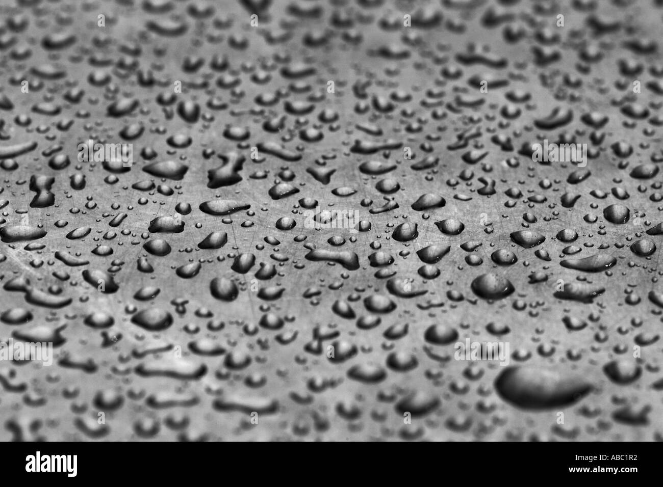 Le noir et blanc structure en goutte sur une table de bistro, macro Banque D'Images