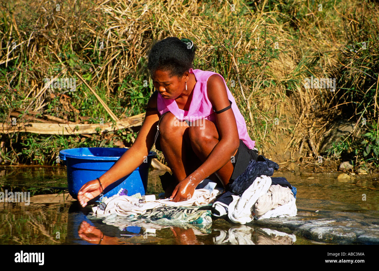 Femme faire la lessive dans la rivière, à Madagascar Banque D'Images