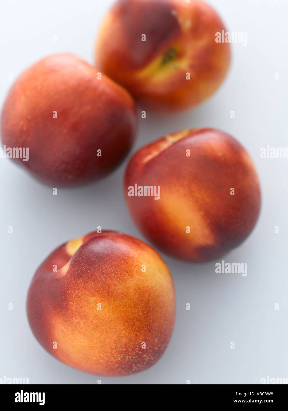 Les nectarines sur fond blanc Banque D'Images