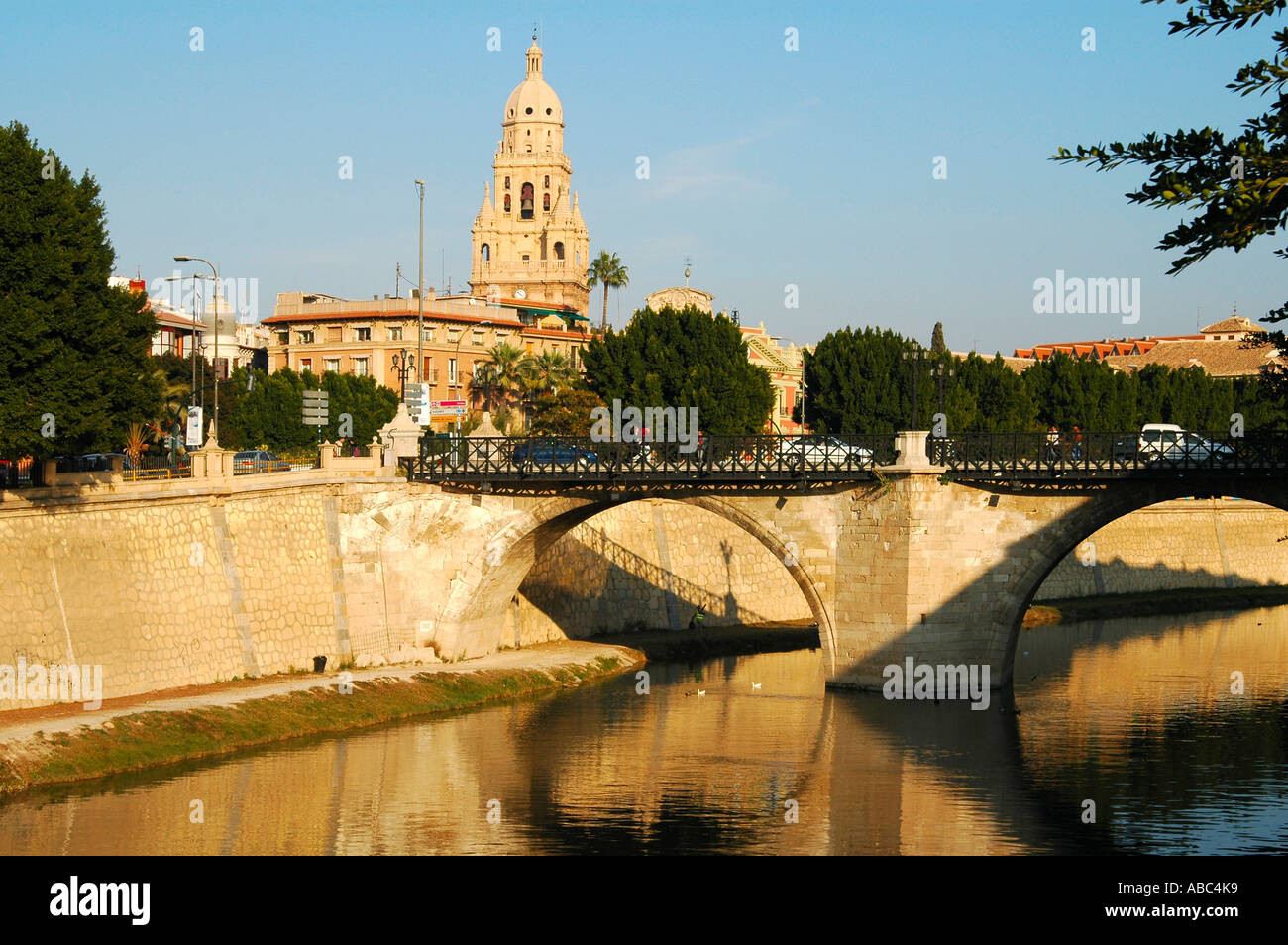 Vieux pont sur la rivière Rio Segura et flèche de la cathédrale Murcia Espagne Banque D'Images