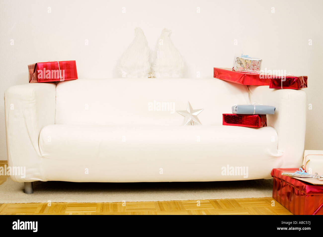 Still Life de canapé blanc décoré avec des cadeaux de Noël Banque D'Images