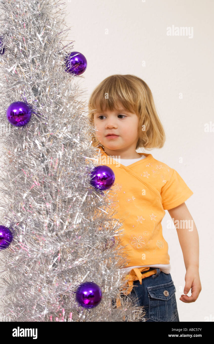 Portrait of little girl decorating Christmas Tree Banque D'Images