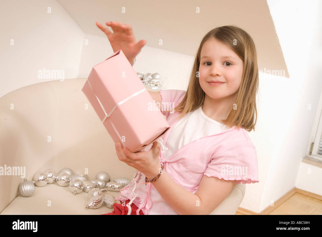 Portrait of Girl with christmas present Banque D'Images