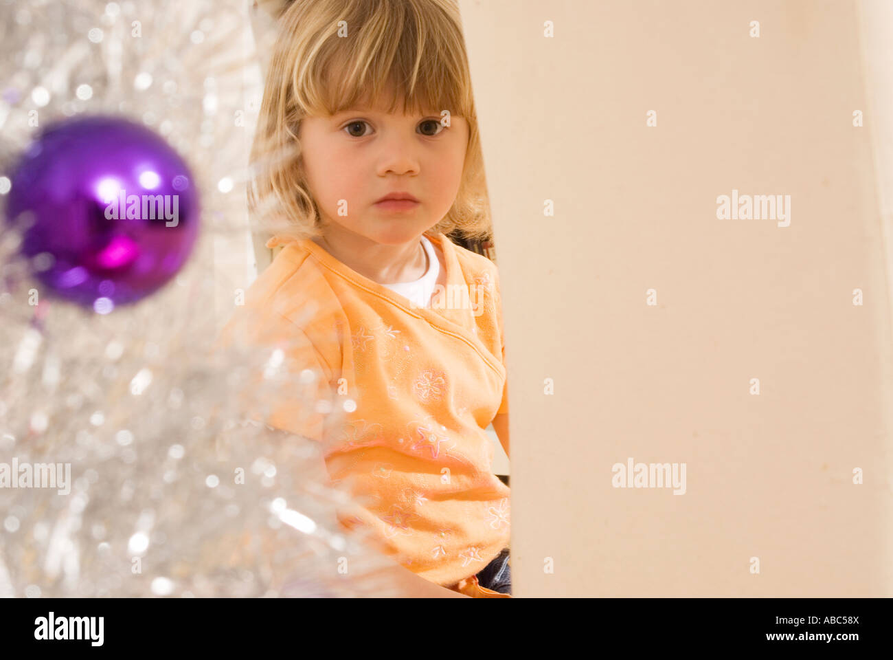 Portrait de petite fille triste à la recherche à l'arbre de Noël Banque D'Images