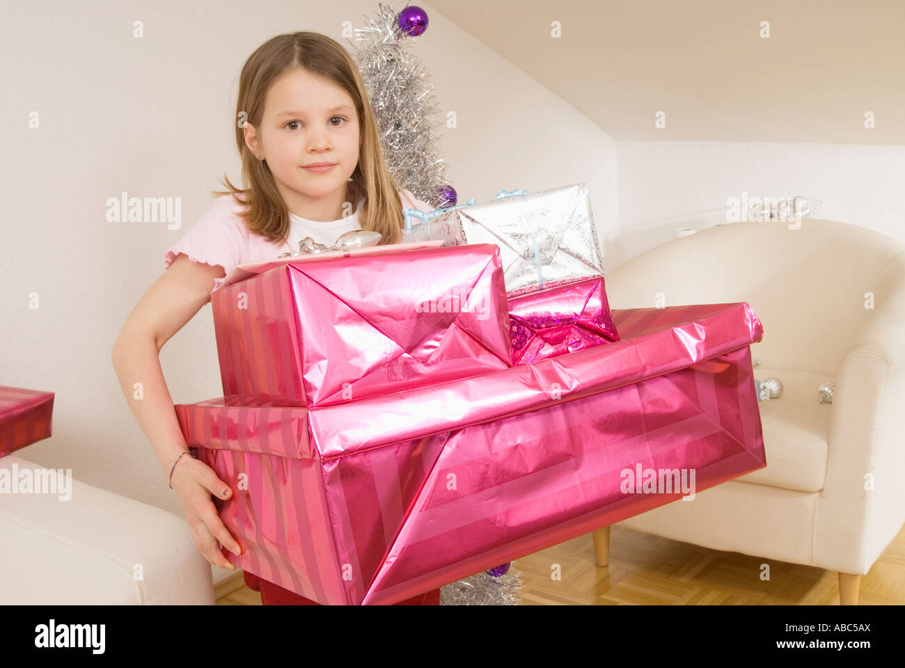 Fille transportant des cadeaux de Noël Banque D'Images