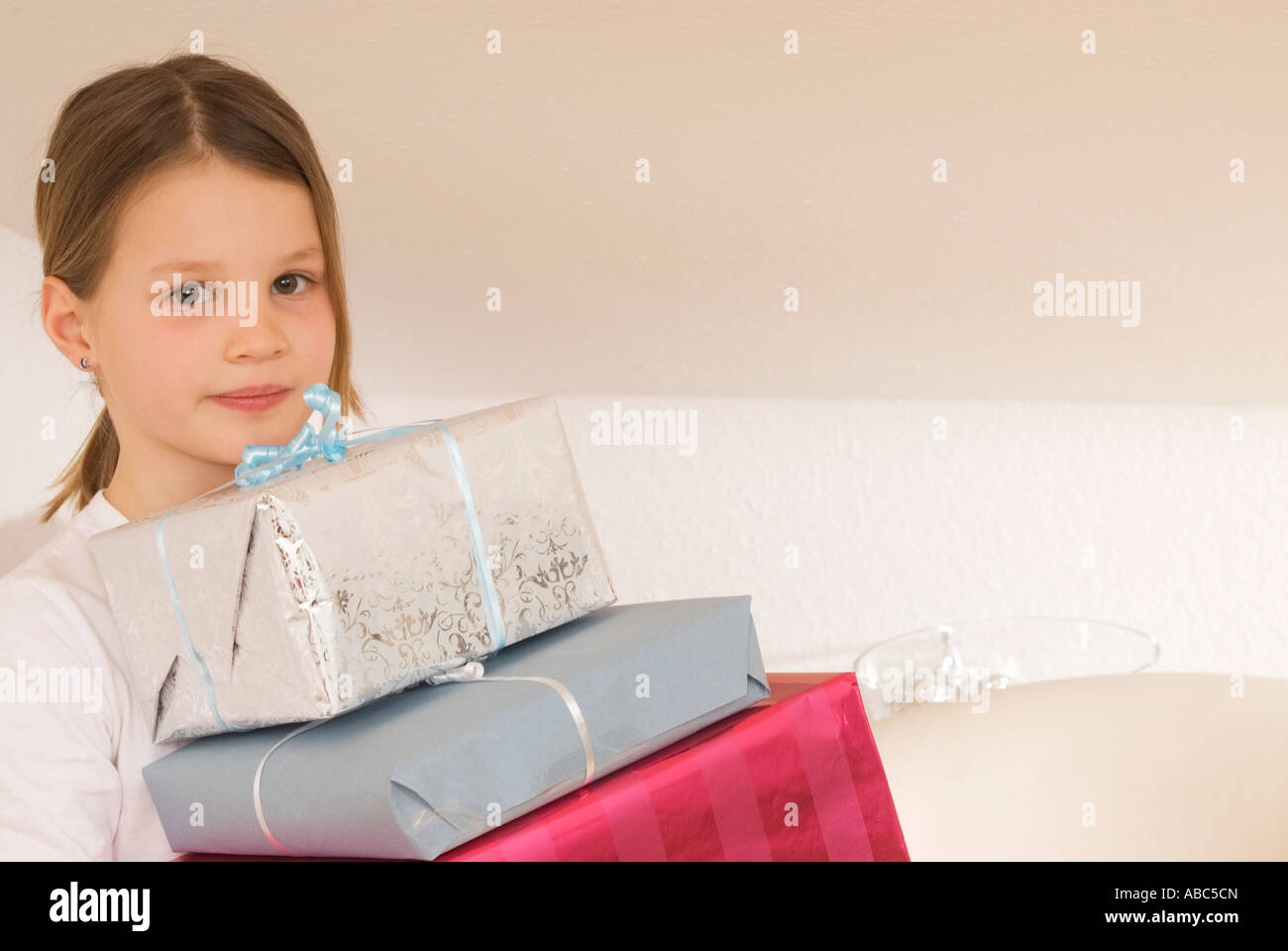 Portrait de jeune fille portant des cadeaux de Noël Banque D'Images