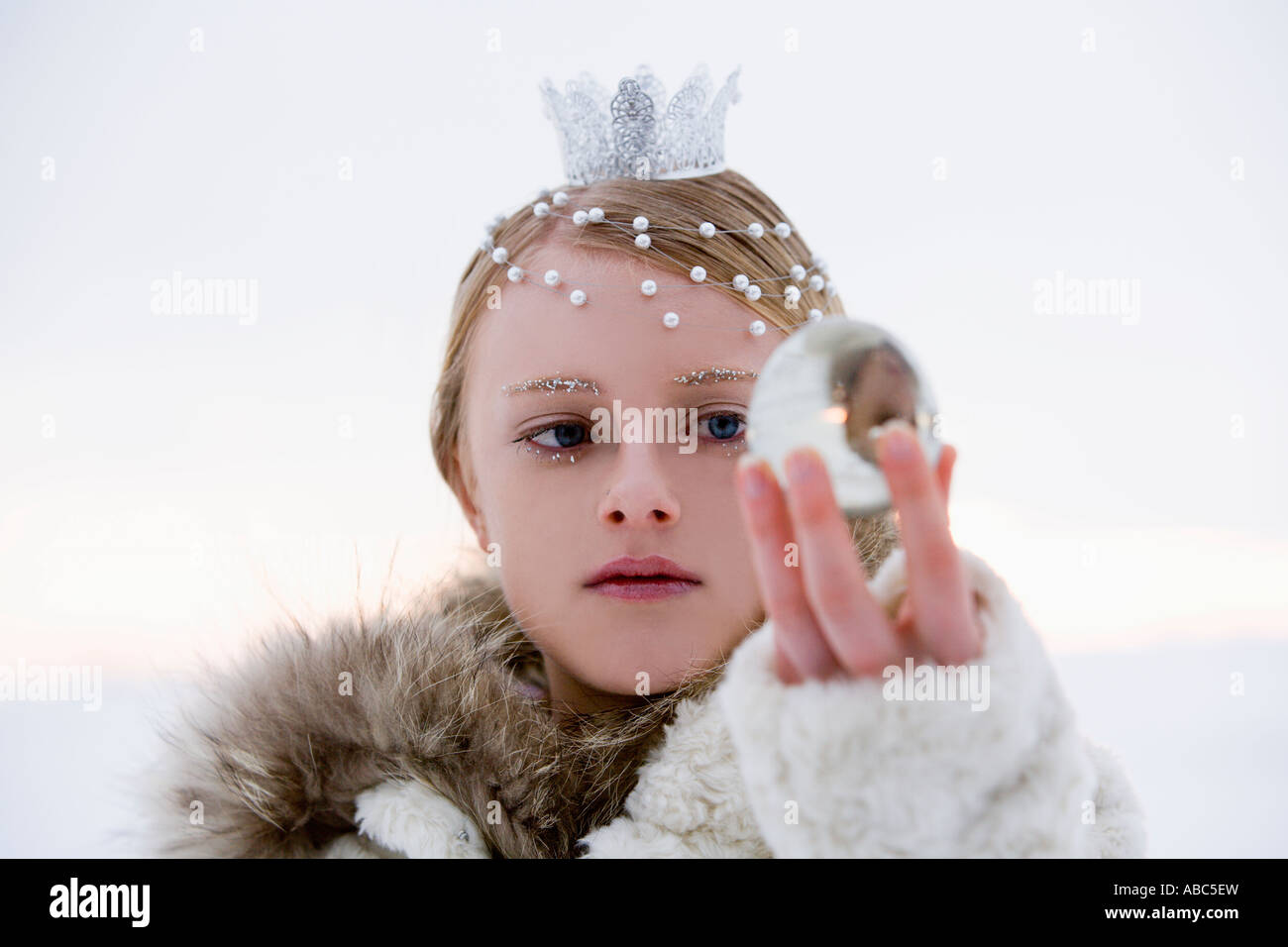 Portrait de reine des neiges holding crystal ball Banque D'Images
