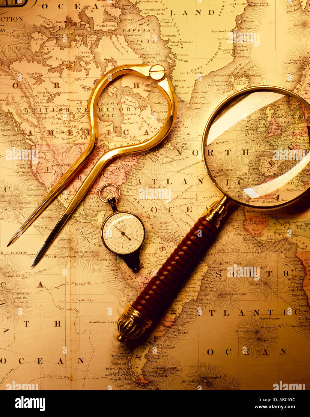 La carte nautique antiques d'Amérique du Nord, l'Europe et l'océan Atlantique avec loupe, boussole et nautiques appareil de mesure. Banque D'Images