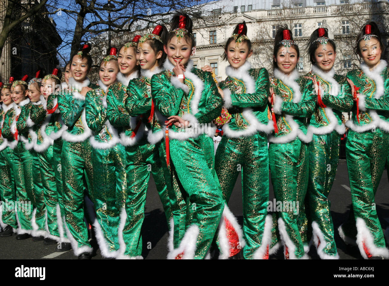 Les danseurs chinois d'effectuer pour le Nouvel An chinois à Trafalgar Square London Banque D'Images