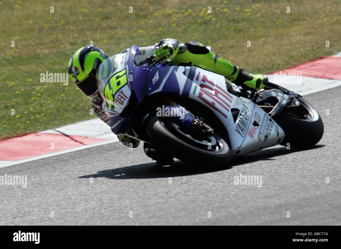 Valentino Rossi circonscription pour le Fiat Yamaha Team dans la Catalogne de 2007, Moto GP Montmelo, Barcelone, Espagne Banque D'Images