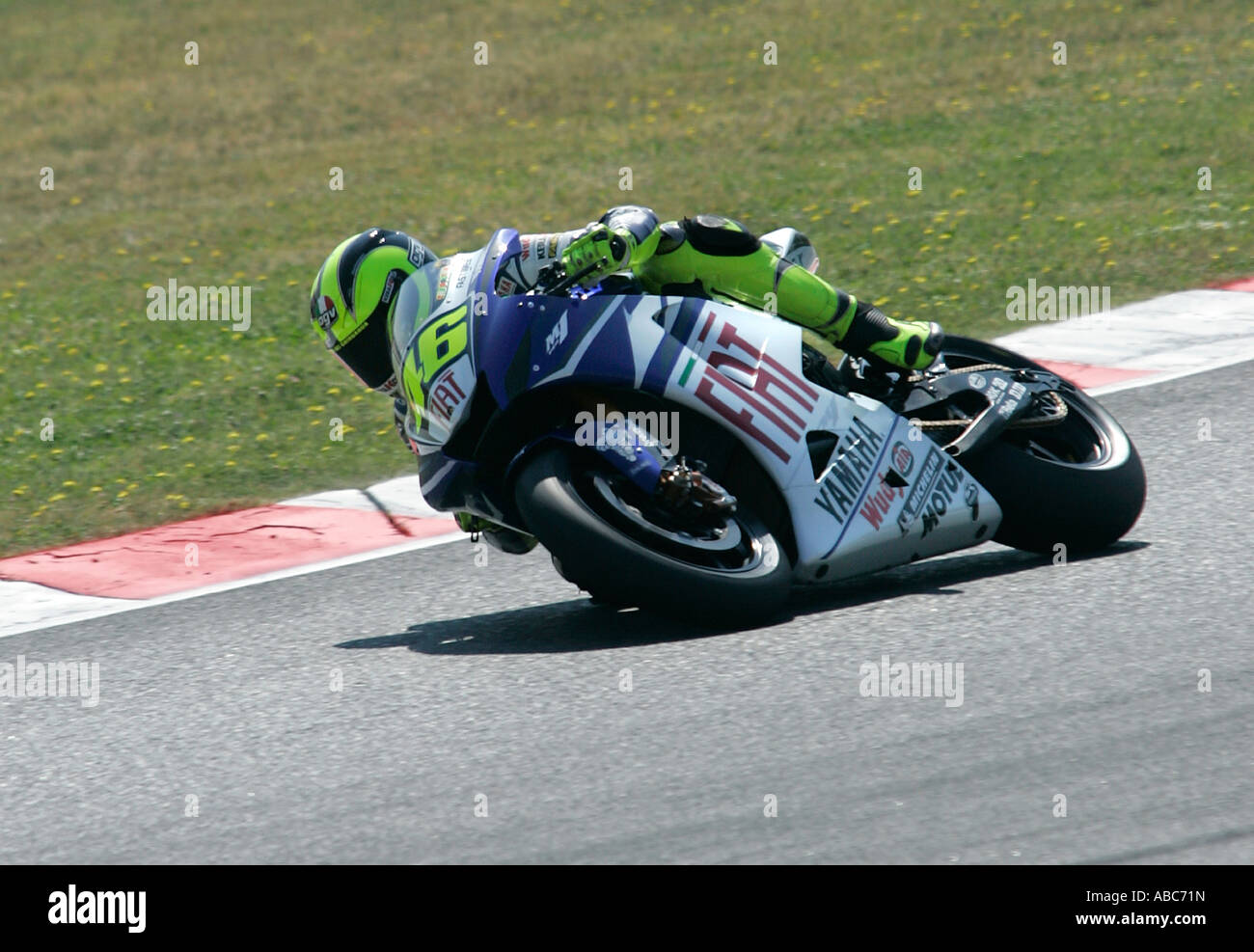Valentino Rossi circonscription pour le Fiat Yamaha Team dans la Catalogne de 2007, Moto GP Montmelo, Barcelone, Espagne Banque D'Images